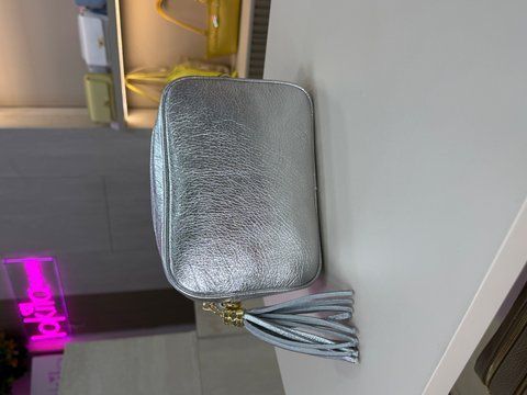 Стильна крос-боді зі сріблястої натуральної шкіри 1533 фото