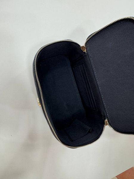 Міні-сумка шкіряна чорна стьобана, ланцюжок зі шкірою, каркас 0880 фото